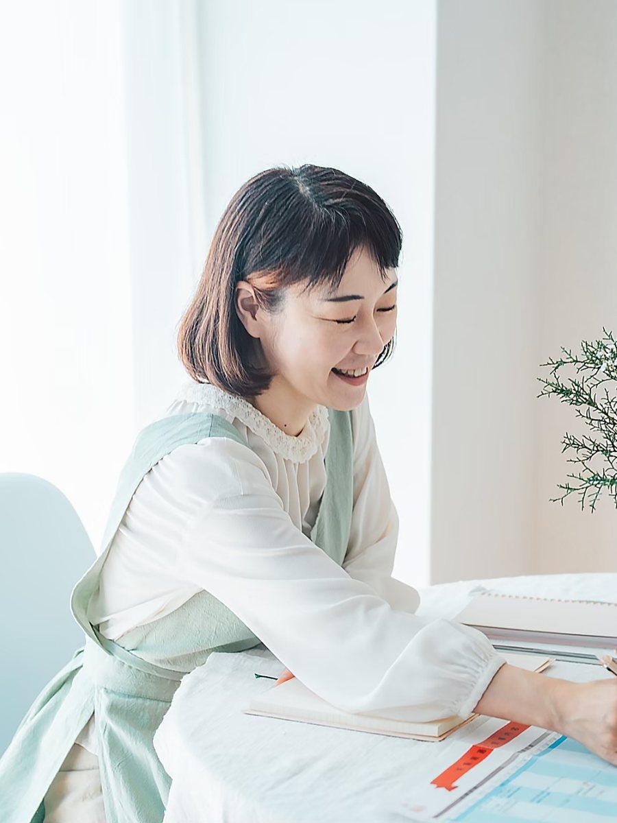 サロンでカルテを記入する様子の撮影